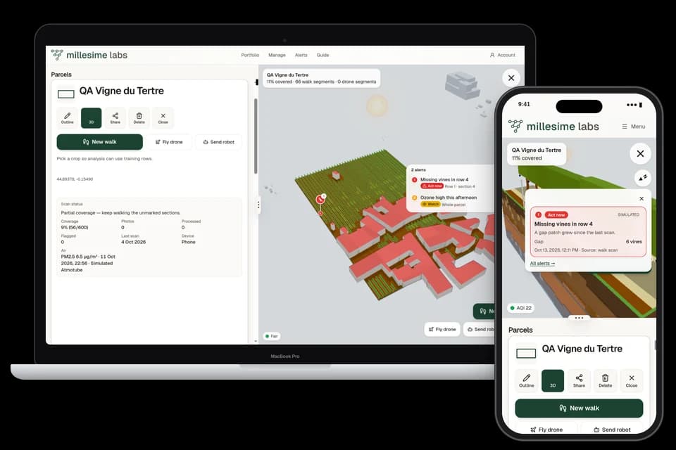 Millesime sur un ordinateur portable affichant la vue 3D d’une parcelle de vigne et ses alertes, et sur un téléphone une alerte de pieds manquants