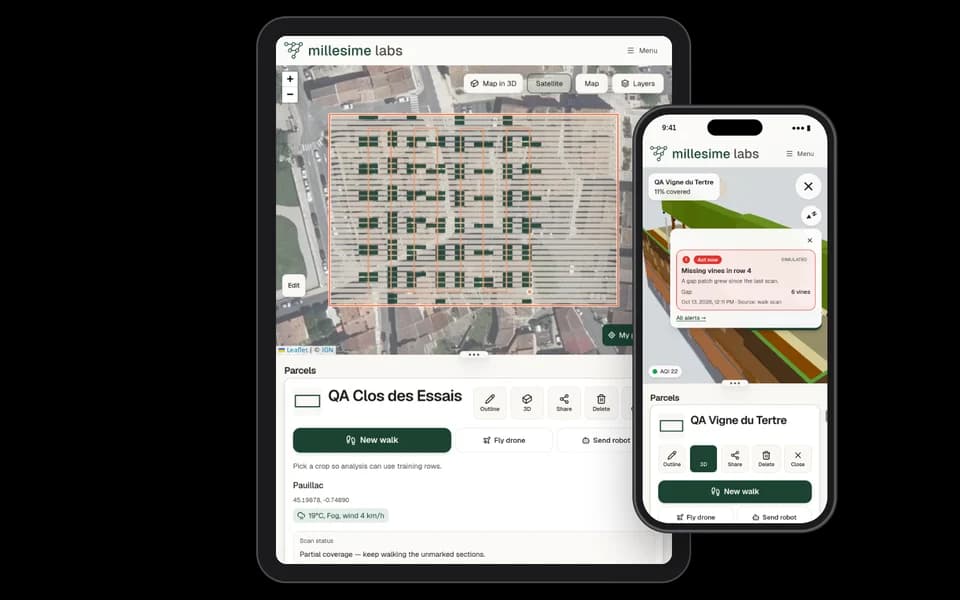 Une tablette avec la fiche d’une parcelle sous sa carte, et un téléphone avec une alerte de pieds manquants